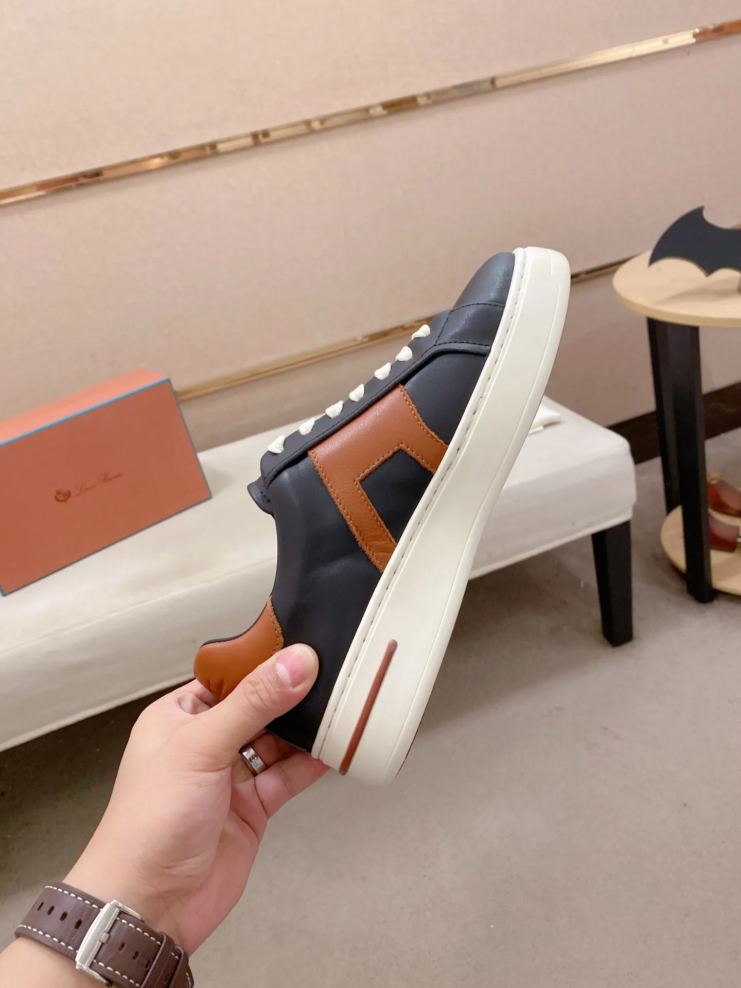 Men's shoes💰: 580💰🔥𝐥𝐨𝐫𝐨 𝐏𝐢𝐚𝐧𝐚 lp classic loafers, an Italian treasure brand, the only brand that can match Hermès! Only after wearing it do we realize that we can’t live up to our feet. The upper is made of imported first-layer cowhide with breathable fly-knit fabric, water-dyed cowhide foot pads, and the official original glass rubber outsole and pendant. Exclusive original packaging (tag ➕ brand paper ➕ outer box ➕ hand bag) code number: 38-44. Can be customized 45-46